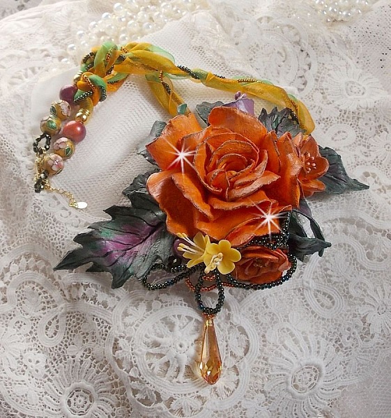 Collier pendentif Douceur de Printemps cr&eacute;e tout en porcelaine froide et perles diverses