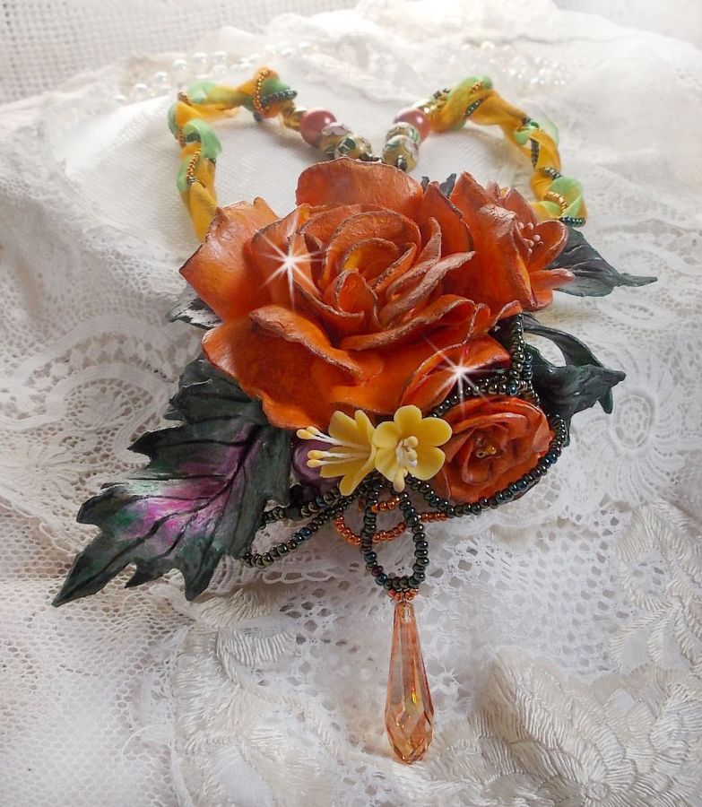 Collier pendentif Douceur de Printemps cr&eacute;e tout en porcelaine froide et perles diverses