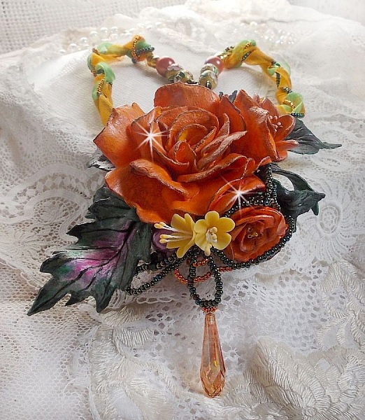Collier pendentif Douceur de Printemps cr&eacute;e tout en porcelaine froide et perles diverses