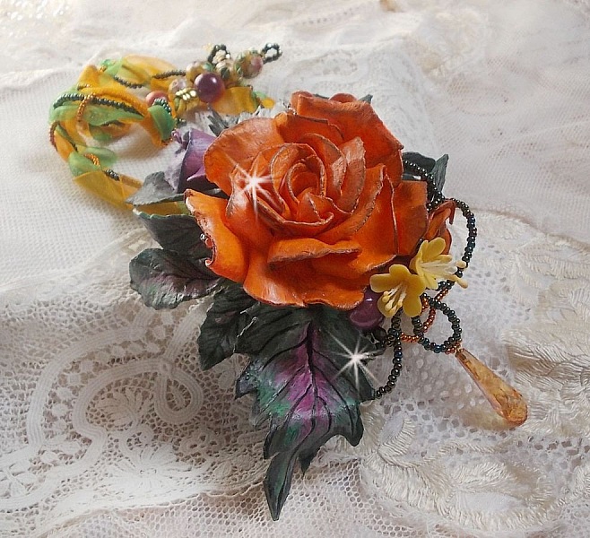 Collier pendentif Douceur de Printemps cr&eacute;e tout en porcelaine froide et perles diverses