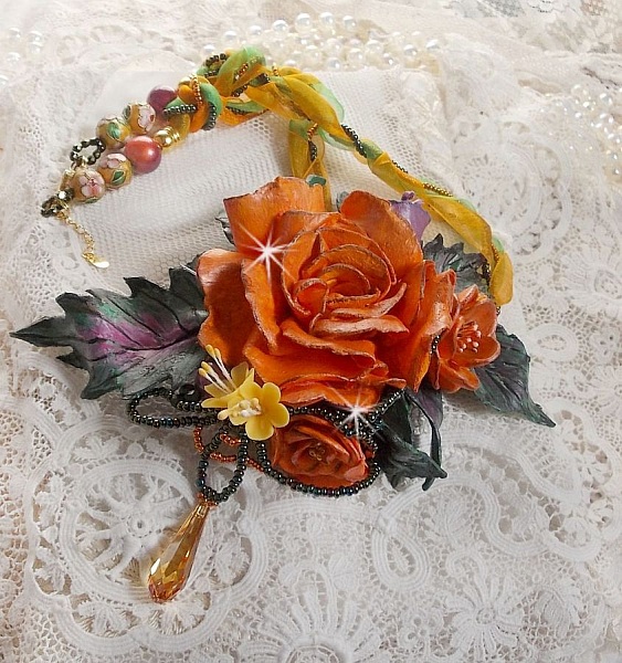 Collier pendentif Douceur de Printemps cr&eacute;e tout en porcelaine froide et perles diverses