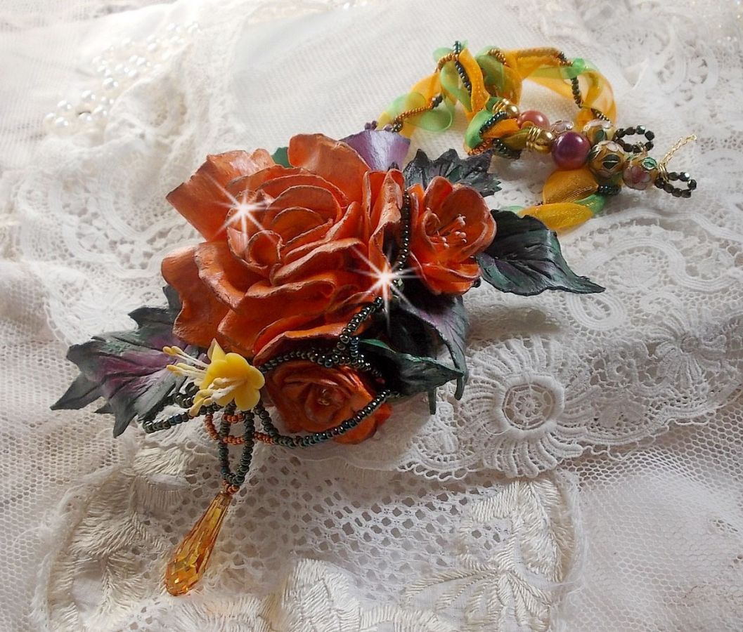 Collier pendentif Douceur de Printemps cr&eacute;e tout en porcelaine froide et perles diverses