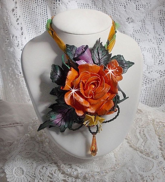 Collier pendentif Douceur de Printemps cr&eacute;e tout en porcelaine froide et perles diverses