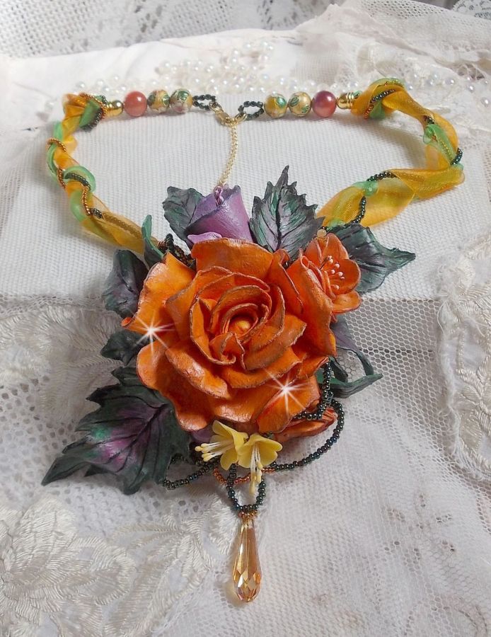 Collier pendentif Douceur de Printemps cr&eacute;e tout en porcelaine froide et perles diverses