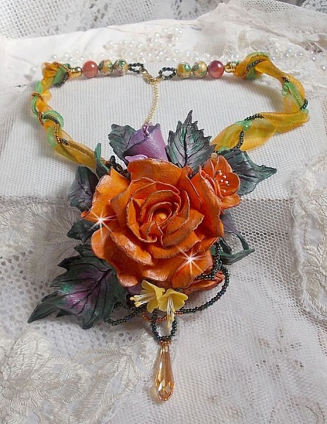 Collier pendentif Douceur de Printemps cr&eacute;e tout en porcelaine froide et perles diverses