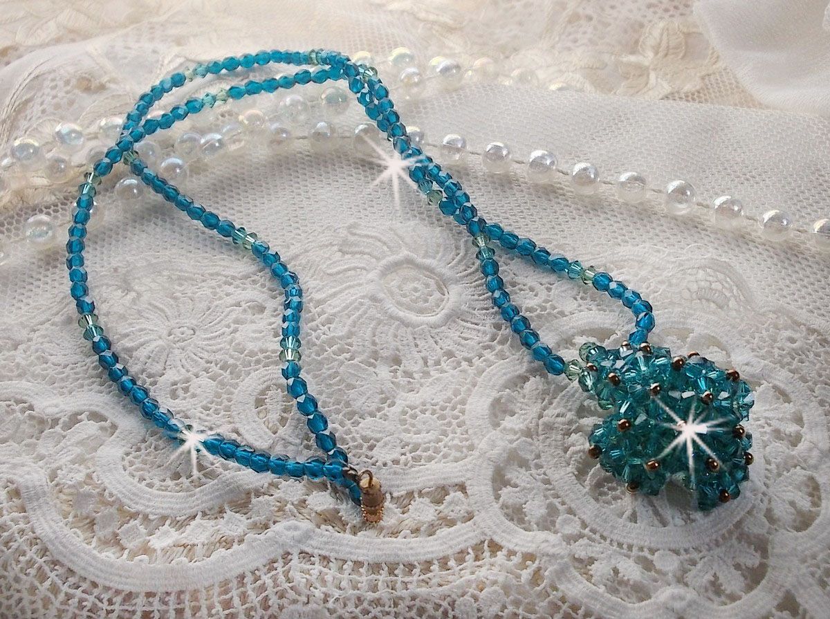 Pendentif Emeraude avec des toupies en cristal de Swarovski et des facettes