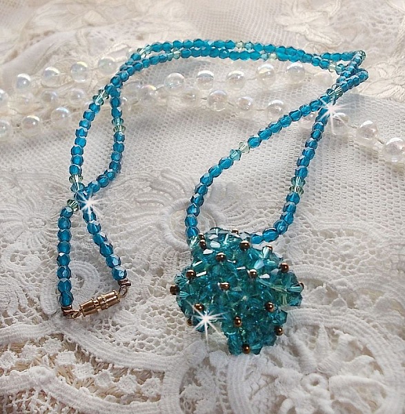 Pendentif Emeraude avec des toupies en cristal de Swarovski et des facettes