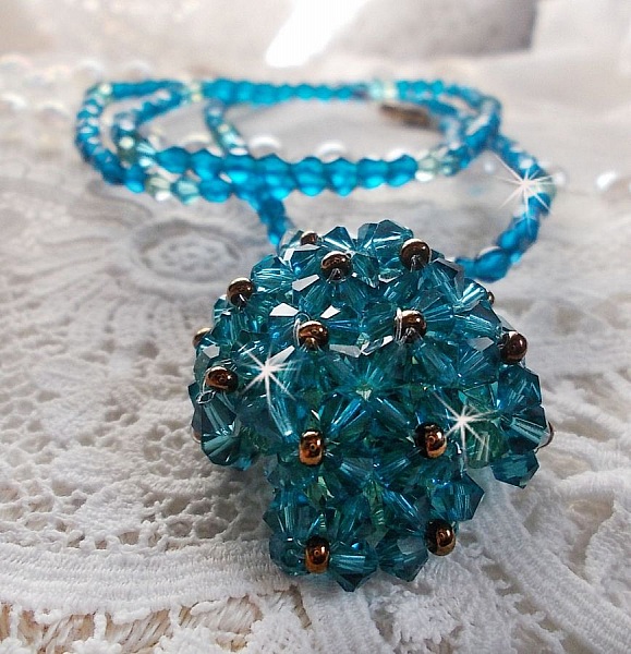 Pendentif Emeraude avec des toupies en cristal de Swarovski et des facettes