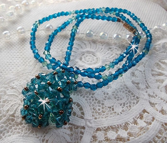 Pendentif Emeraude avec des toupies en cristal de Swarovski et des facettes