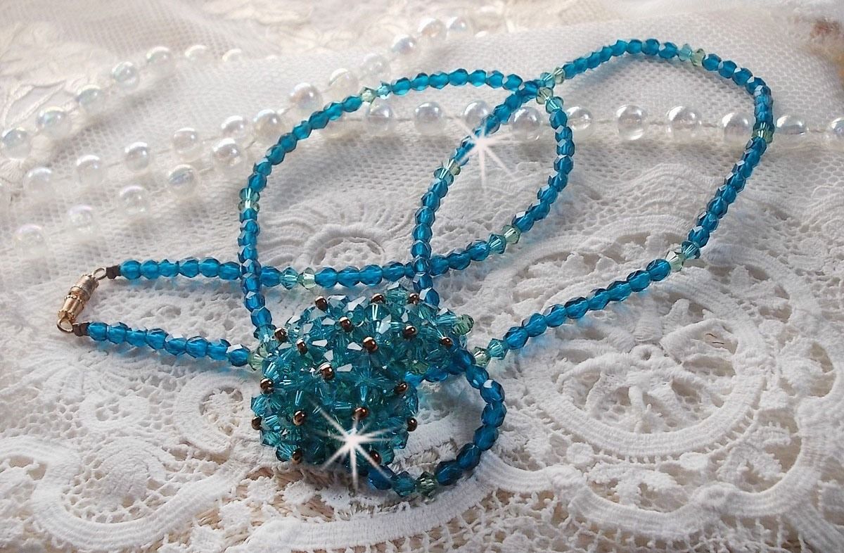Pendentif Emeraude avec des toupies en cristal de Swarovski et des facettes