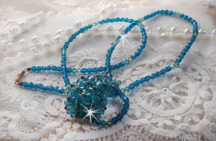 Pendentif Emeraude avec des toupies en cristal de Swarovski et des facettes