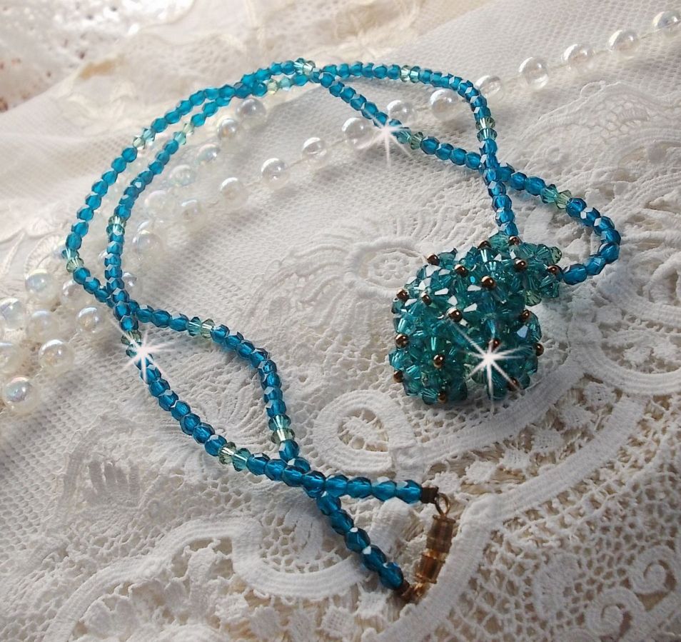 Pendentif Emeraude avec des toupies en cristal de Swarovski et des facettes