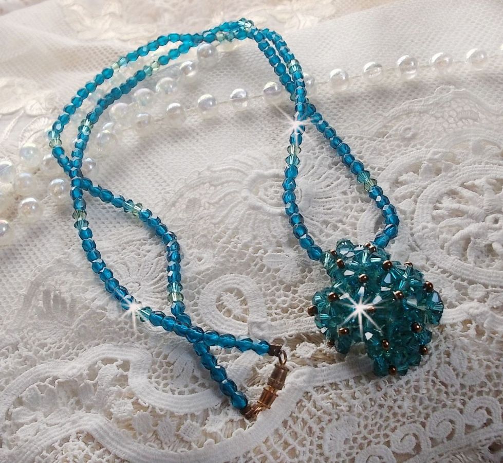 Pendentif Emeraude avec des toupies en cristal de Swarovski et des facettes