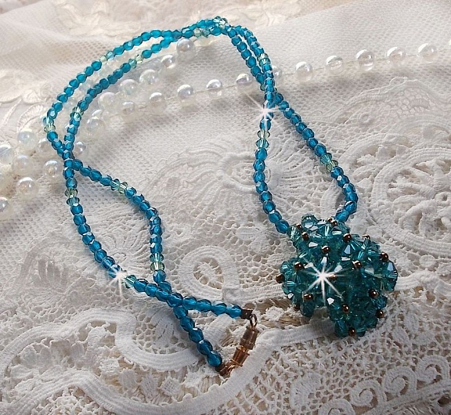 Pendentif Emeraude avec des toupies en cristal de Swarovski et des facettes