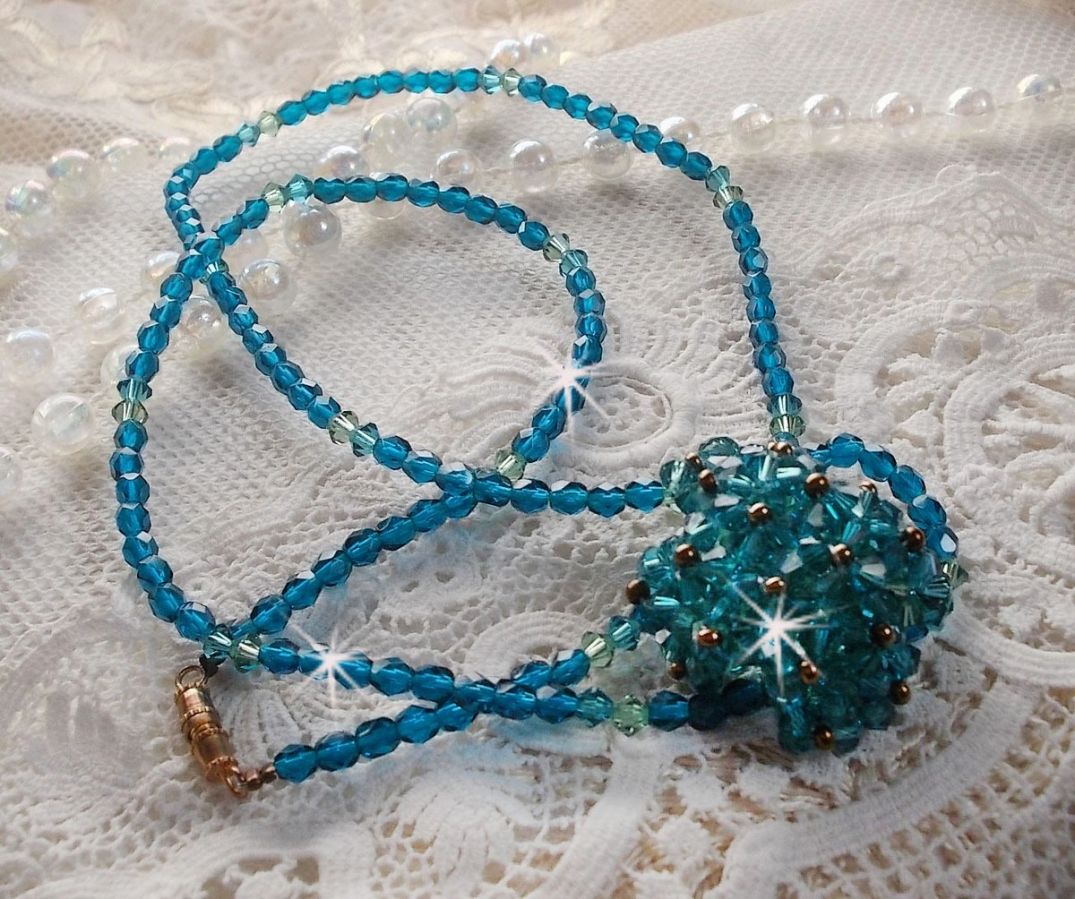 Pendentif Emeraude avec des toupies en cristal de Swarovski et des facettes
