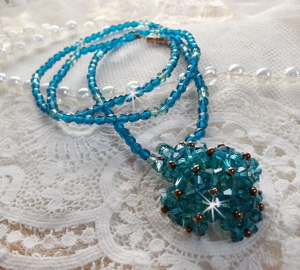 Pendentif Emeraude avec des toupies en cristal de Swarovski et des facettes