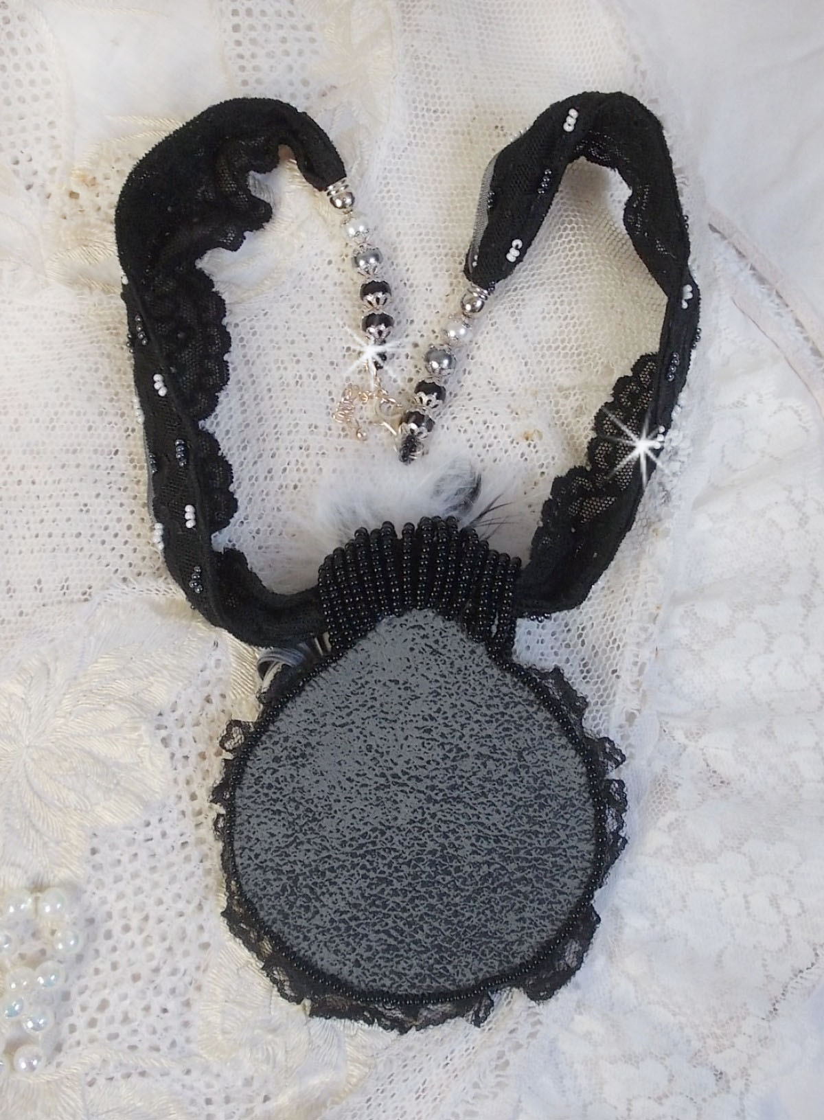 Collier pendentif F&eacute;erie Black avec un beau chapeau en soie et perles.