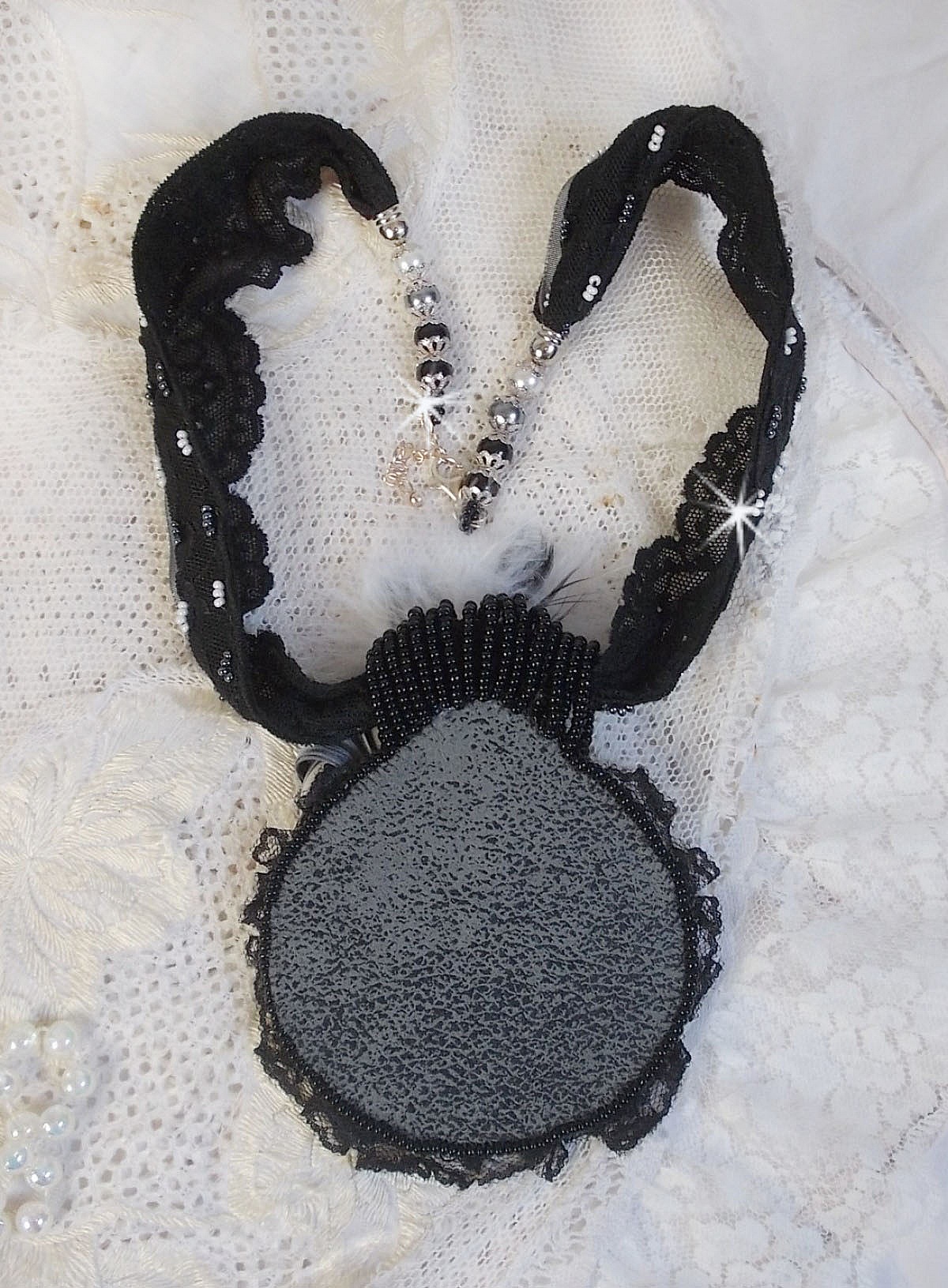 Collier pendentif F&eacute;erie Black avec un beau chapeau en soie et perles.