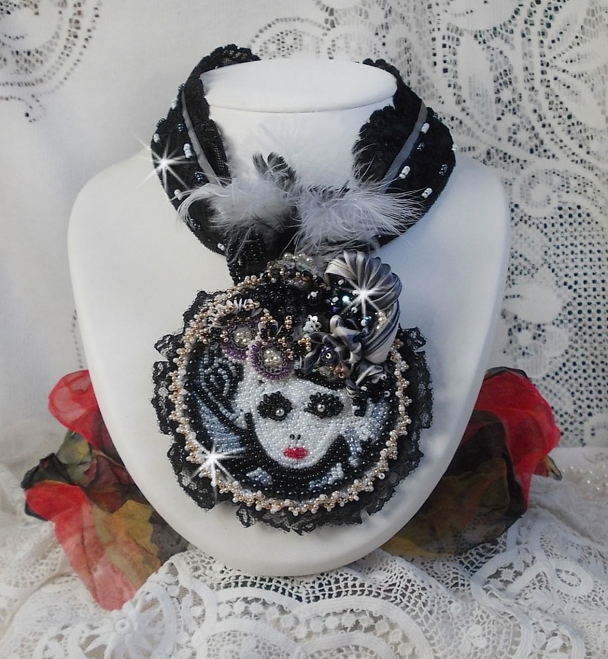 Collier pendentif F&eacute;erie Black avec un beau chapeau en soie et perles.