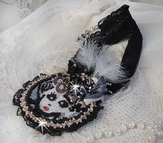 Collier pendentif F&eacute;erie Black avec un beau chapeau en soie et perles.