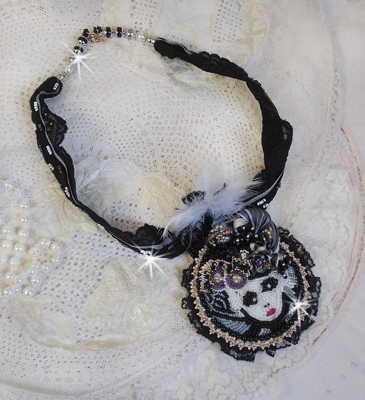 Collier pendentif F&eacute;erie Black avec un beau chapeau en soie et perles.