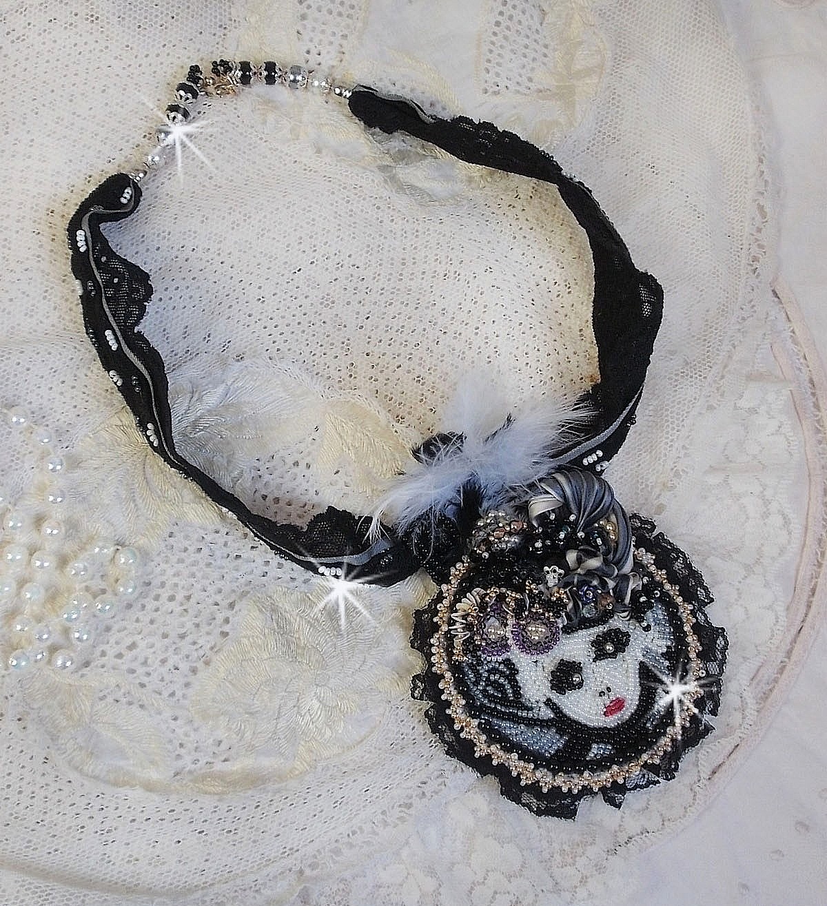 Collier pendentif F&eacute;erie Black avec un beau chapeau en soie et perles.