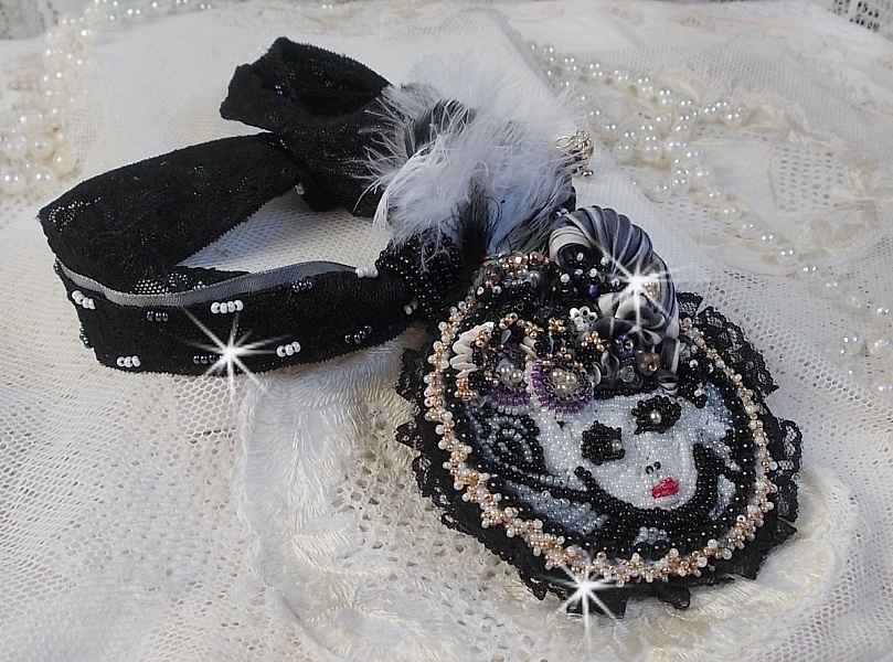 Collier pendentif F&eacute;erie Black avec un beau chapeau en soie et perles.