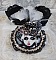 Collier pendentif F&eacute;erie Black avec un beau chapeau en soie et perles.