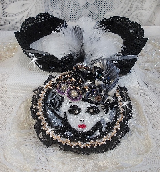 Collier pendentif F&eacute;erie Black avec un beau chapeau en soie et perles.