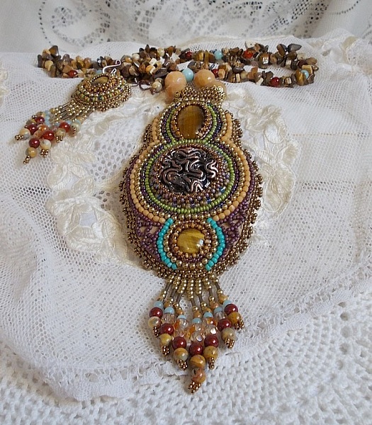 Collier artisanal unique en pierres naturelles et perles raffinées.
