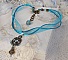 Pendentif Lady in Blue mont&eacute; avec des chandeliers, des cristaux : cabochons, perles rondes et toupies, perles en c&eacute;ramique, cabochons Zirconium, rocailles et rubans. Tout est de couleur Bleu et Bronze