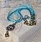 Pendentif Lady in Blue mont&eacute; avec des chandeliers, des cristaux : cabochons, perles rondes et toupies, perles en c&eacute;ramique, cabochons Zirconium, rocailles et rubans. Tout est de couleur Bleu et Bronze