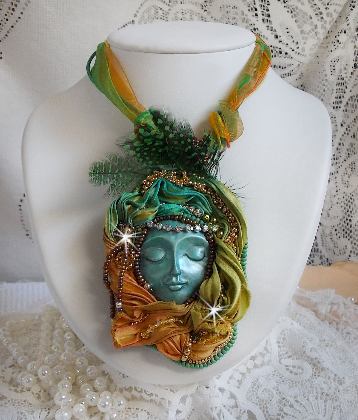Collier pendentif Lune V&eacute;nitienne brod&eacute; avec un tr&egrave;s beau ruban de soie, des cristaux de Swarovski et d'autres perles de qualit&eacute; 