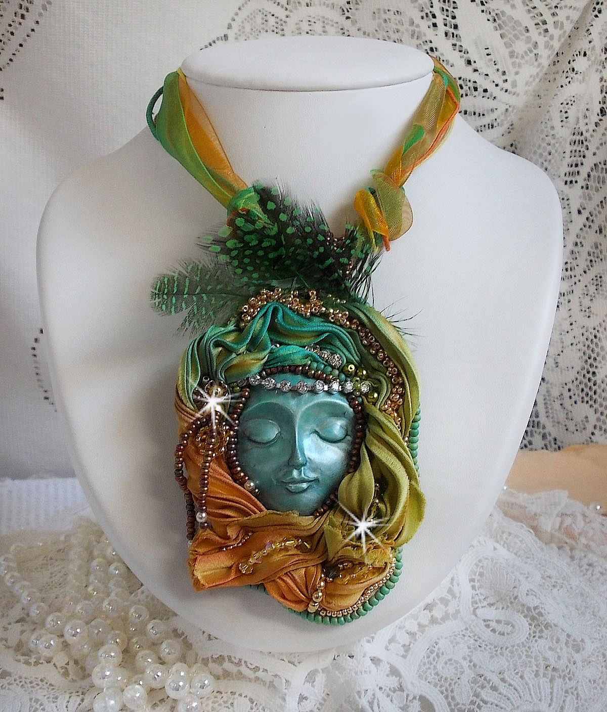 Collier pendentif Lune V&eacute;nitienne brod&eacute; avec un tr&egrave;s beau ruban de soie, des cristaux de Swarovski et d'autres perles de qualit&eacute; 