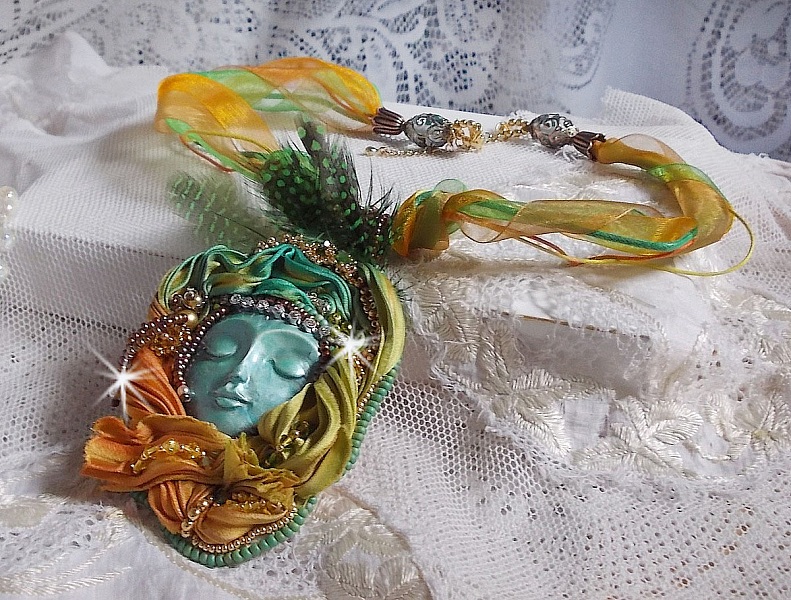 Collier pendentif Lune V&eacute;nitienne brod&eacute; avec un tr&egrave;s beau ruban de soie, des cristaux de Swarovski et d'autres perles de qualit&eacute; 