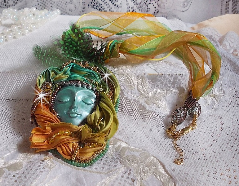 Collier pendentif Lune V&eacute;nitienne brod&eacute; avec un tr&egrave;s beau ruban de soie, des cristaux de Swarovski et d'autres perles de qualit&eacute; 