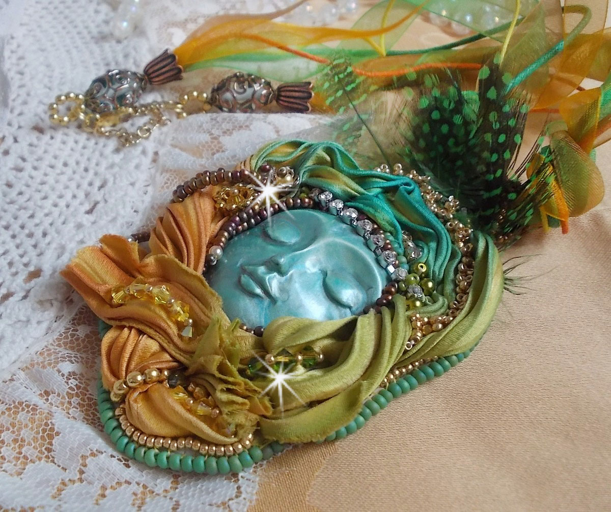 Collier pendentif Lune V&eacute;nitienne brod&eacute; avec un tr&egrave;s beau ruban de soie, des cristaux de Swarovski et d'autres perles de qualit&eacute; 