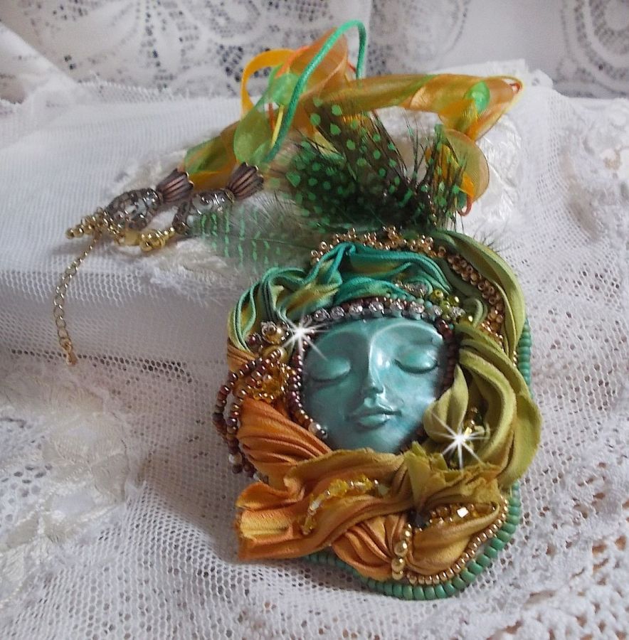 Collier pendentif Lune V&eacute;nitienne brod&eacute; avec un tr&egrave;s beau ruban de soie, des cristaux de Swarovski et d'autres perles de qualit&eacute; 