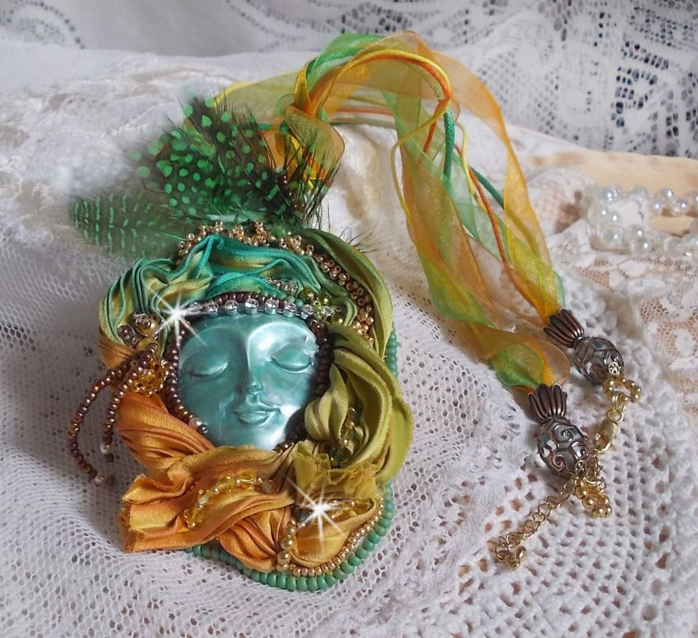 Collier pendentif Lune V&eacute;nitienne brod&eacute; avec un tr&egrave;s beau ruban de soie, des cristaux de Swarovski et d'autres perles de qualit&eacute; 