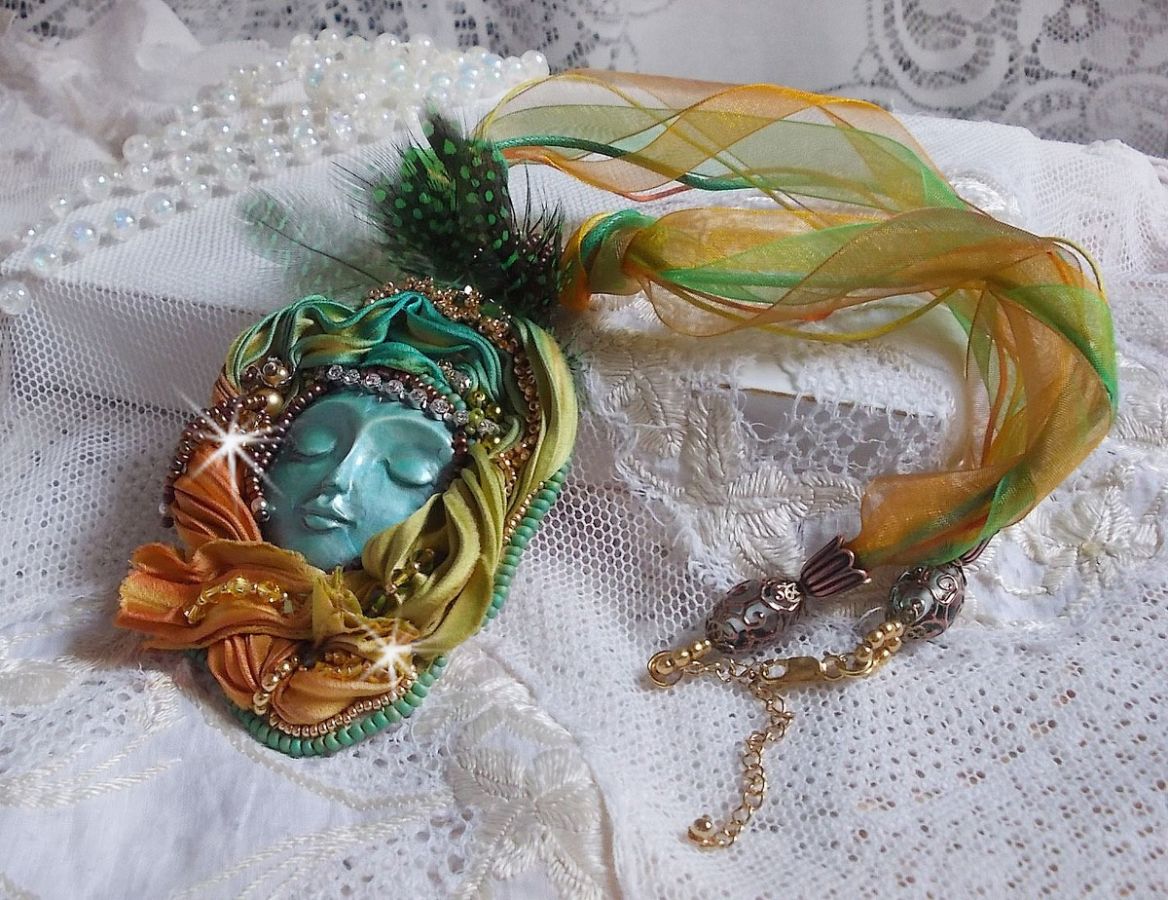 Collier pendentif Lune V&eacute;nitienne brod&eacute; avec un tr&egrave;s beau ruban de soie, des cristaux de Swarovski et d'autres perles de qualit&eacute; 