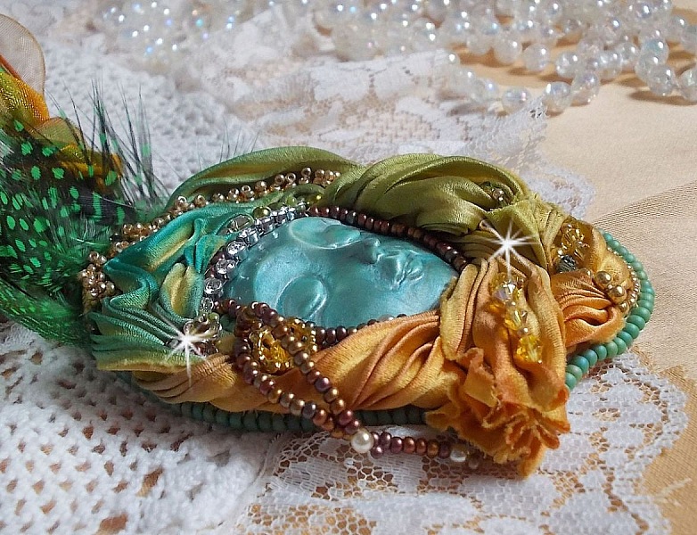 Collier pendentif Lune V&eacute;nitienne brod&eacute; avec un tr&egrave;s beau ruban de soie, des cristaux de Swarovski et d'autres perles de qualit&eacute; 