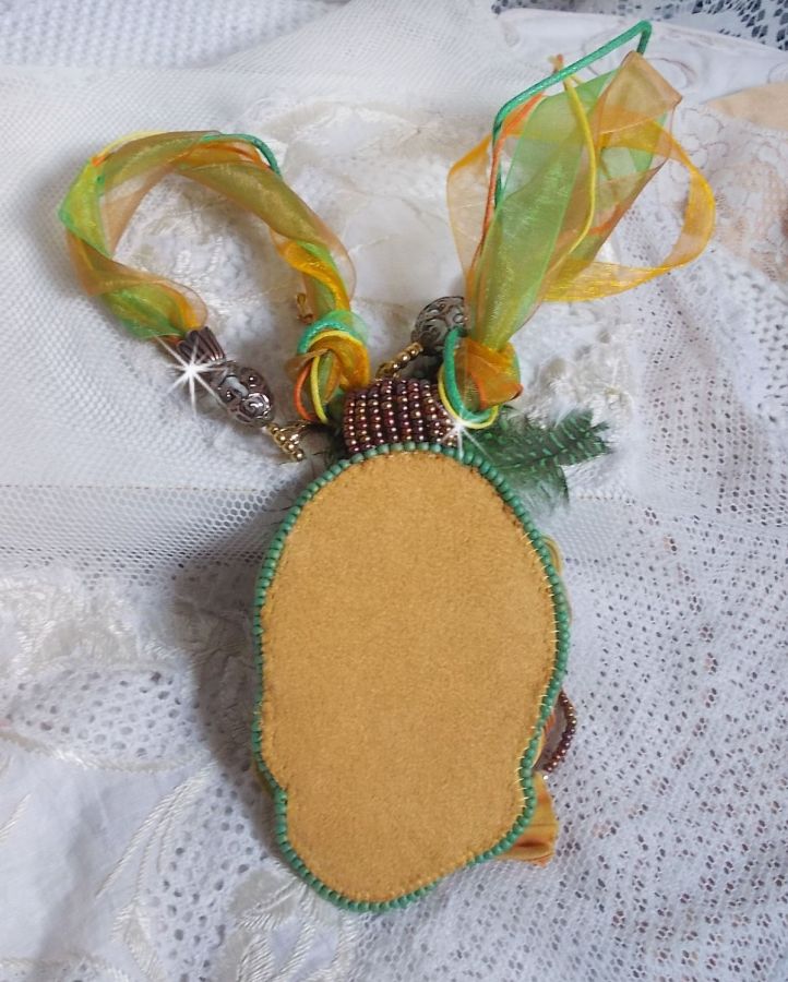 Collier pendentif Lune V&eacute;nitienne brod&eacute; avec un tr&egrave;s beau ruban de soie, des cristaux de Swarovski et d'autres perles de qualit&eacute; 