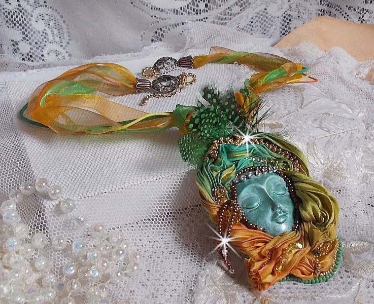 Collier pendentif Lune V&eacute;nitienne brod&eacute; avec un tr&egrave;s beau ruban de soie, des cristaux de Swarovski et d'autres perles de qualit&eacute; 