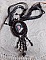 Pendentif Midnight Daisy avec un cabochon en bois repr&eacute;sentant une femme en chapeau Bleu, brod&eacute; avec des fleurs lucites, coupelles et facettes. Le tout est fini avec une dentelle Noire et un ruban