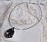 Pendentif Mirano incarne parfaitement l&rsquo;&eacute;l&eacute;gance avec un cabochon ovale facett&eacute; en Cristal cercl&eacute; de rocailles et toupies aux couleurs Noires et Argent&eacute;es. Mont&eacute; sur un tour du cou c&acirc;bl&eacute; et cir&eacute; Noir 