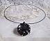 Pendentif Mirano incarne parfaitement l&rsquo;&eacute;l&eacute;gance avec un cabochon ovale facett&eacute; en Cristal cercl&eacute; de rocailles et toupies aux couleurs Noires et Argent&eacute;es. Mont&eacute; sur un tour du cou c&acirc;bl&eacute; et cir&eacute; Noir 