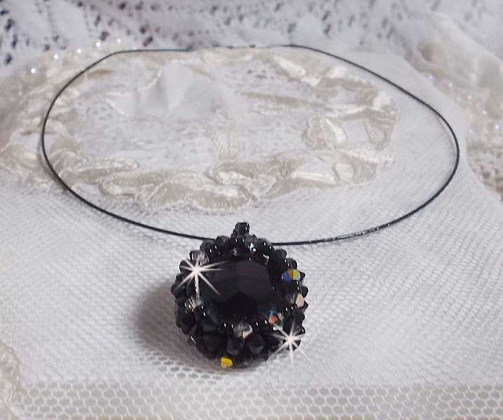 Pendentif Mirano incarne parfaitement l&rsquo;&eacute;l&eacute;gance avec un cabochon ovale facett&eacute; en Cristal cercl&eacute; de rocailles et toupies aux couleurs Noires et Argent&eacute;es. Mont&eacute; sur un tour du cou c&acirc;bl&eacute; et cir&eacute; Noir 