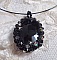 Pendentif Mirano incarne parfaitement l&rsquo;&eacute;l&eacute;gance avec un cabochon ovale facett&eacute; en Cristal cercl&eacute; de rocailles et toupies aux couleurs Noires et Argent&eacute;es. Mont&eacute; sur un tour du cou c&acirc;bl&eacute; et cir&eacute; Noir 