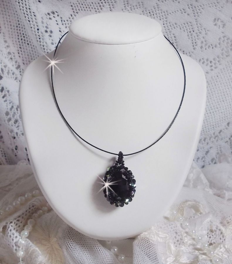 Pendentif Mirano incarne parfaitement l&rsquo;&eacute;l&eacute;gance avec un cabochon ovale facett&eacute; en Cristal cercl&eacute; de rocailles et toupies aux couleurs Noires et Argent&eacute;es. Mont&eacute; sur un tour du cou c&acirc;bl&eacute; et cir&eacute; Noir 