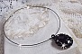 Pendentif Mirano incarne parfaitement l&rsquo;&eacute;l&eacute;gance avec un cabochon ovale facett&eacute; en Cristal cercl&eacute; de rocailles et toupies aux couleurs Noires et Argent&eacute;es. Mont&eacute; sur un tour du cou c&acirc;bl&eacute; et cir&eacute; Noir 